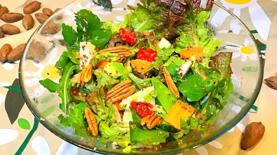 Ensalada de lechuga roja, rúcula, manzana y nueces de pecan