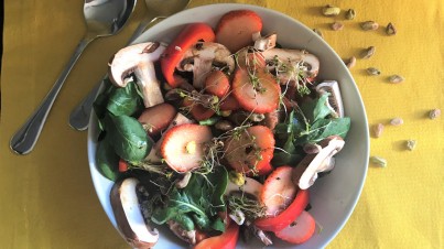 Ensalada de espinacas, fresas, champiñones, pimiento, germinados y pistachos