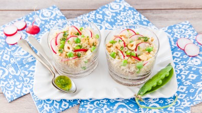 Salade de quinoa aux radis, petits pois et noisettes