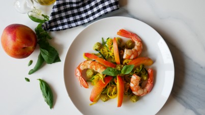 Insalata di zucchine, gamberoni e pesche