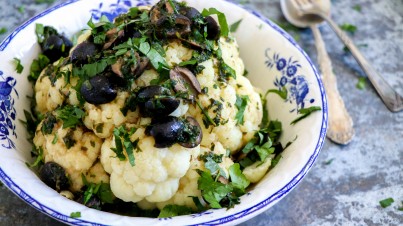 Couve-flor com anchovas e azeitonas pretas