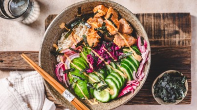 Bowl de salmão com legumes agridoces