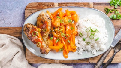 Coxas de frango agridoces com pimentão e abacaxi