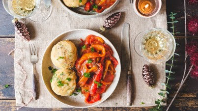 Knödel met zachtgegaarde, ovengeroosterde puntpaprika