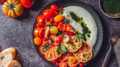 Tomatensalade met whipped feta en basilicum-honingdressing
