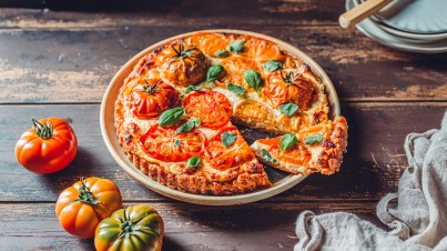 Tomaten-Quiche mit knusprigem Käseboden und karamellisierten Zwiebeln