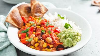 Chilli sin carne with rice and homemade tortilla chips