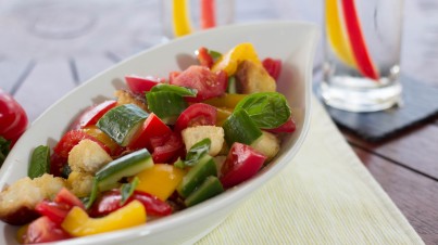 Panzanella met paprika, komkommer en tomaat