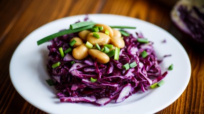 Frischer Rotkohlsalat mit Bohnen und Sardellen-Dressing