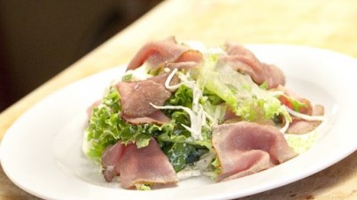 Salade de batavia, roastbeef, raifort et céleri-rave