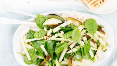 Kohlrabi salad with spinach, dates and nuts