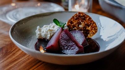 Gestoofde koolrabi 'au vin rouge' met pecan kletskoppen