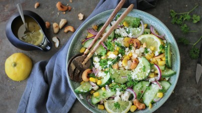 Komkommersalade met feta, maïskorrels en cashewnoten