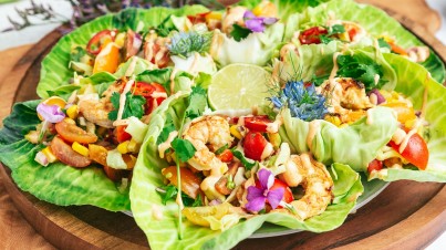 Mini-Salatkohl-Tacos (Cabbisi) gefüllt mit Sommersalsa und Shrimps