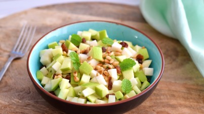 Koolrabi salade met appel, munt en rozijnen