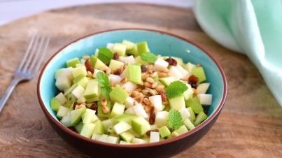 Kohlrabisalat mit Apfel, Minze und Rosinen