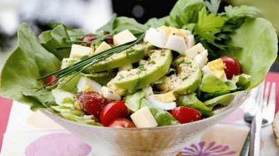Tomaat en avocado salade met kaas