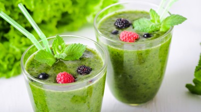 Green smoothie with lettuce and lime