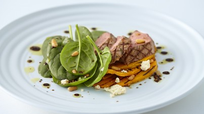 Lammfleisch auf Kürbis mit Spinatsalat und Balsamico-Dressing