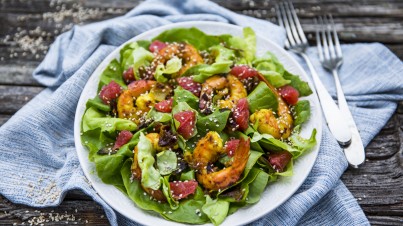 Ensalada picante de gambas con pomelo rosado y semillas de sésamo