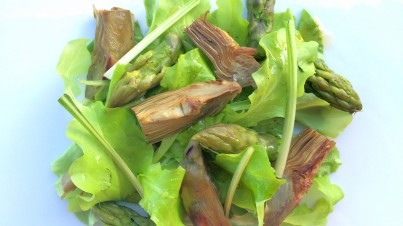 Lattughino con punte di asparagi, carciofi e gambi di bietola