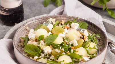 Insalata di melone con feta e semi di zucca tostati