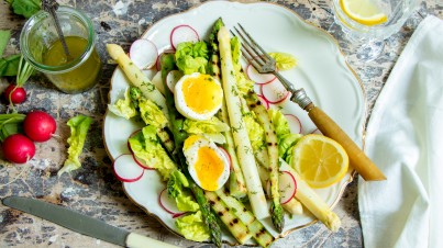 Ensalada de primavera con esparragos blancos y verdes