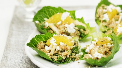 Romanasalatblätter gefüllt mit Quinoa-/Ziegenkäsesalat