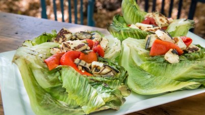 Knackiger Salat mit gegrilltem Gemüse und Halloumi