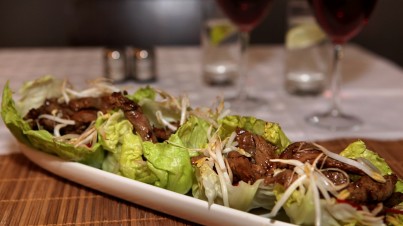 Rindersteak mit Sojasoße im Salatbett