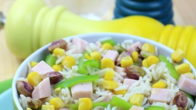 Ensalada de arroz, pimiento verde, maíz, pavo y pistachos