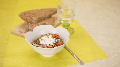 Lentil salad with tomato & red onion 