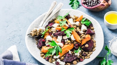 Ensalada de lentejas, remolacha y zanahorias asadas con feta y perejil