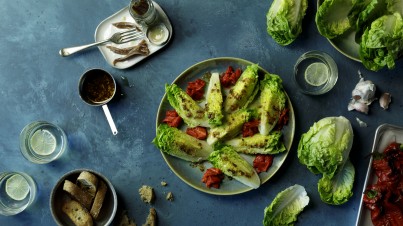 Cogollos de lechuga con pimientos asados y aliño de anchoas