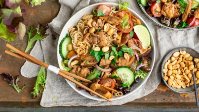 Noedelsalade met paddenstoelen en kip