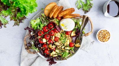 Maaltijdsalade met geroosterde tomaatjes en burrata