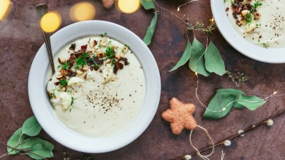 Sopa de coliflor y chirivía con crumble de avellanas