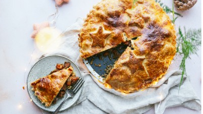 Kürbis-Pie mit roten Zwiebeln und Pistazien-Pesto