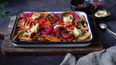 Loaded Fries: Süßkartoffel- und Pastinaken-Pommes mit Gemüse-Topping