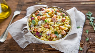 Ensalada de arroz con judías borlotti, gorgonzola y sachichas luganega