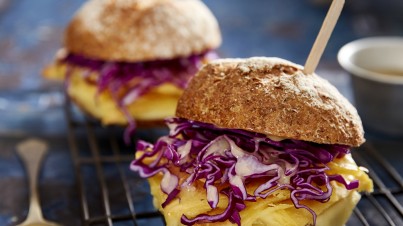 Pane e panelle con cavolo cappuccio viola