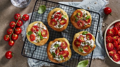 Pizzas blancas con mozzarella de búfala y tomates cherry