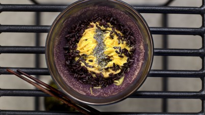 Riso viola e noodles integrali con crema di zafferano e verdure croccanti
