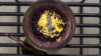 Riso viola e noodles integrali con crema di zafferano e verdure croccanti Riso viola e noodles integrali con crema di zafferano e verdure croccanti