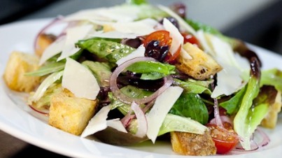 Ensalada Panzanella con lechuga tricolor