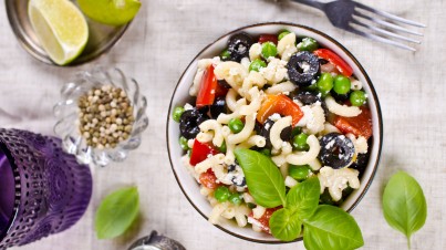 Italienischer Nudelsalat mit geräuchertem Hühnchen, Käse und Rucola