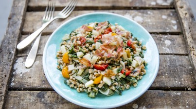 Dinkelsalat mit Tomaten und Pancetta