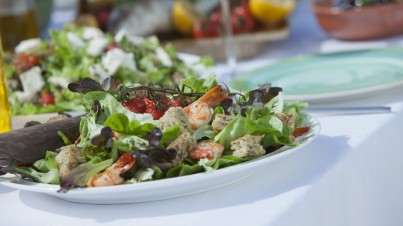 Insalata mediterranea con gamberi, crostini e pomodori al forno