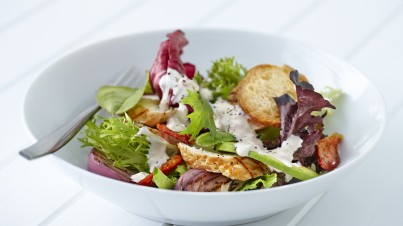 Ensalada de mediterránea de pollo, tomate seco y aguacate