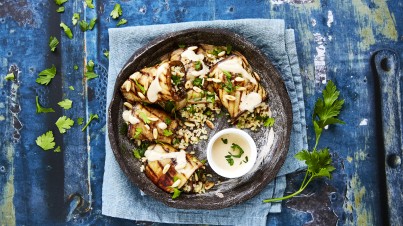 Auberginenröllchen mit Bulgur und Tahini-Dressing